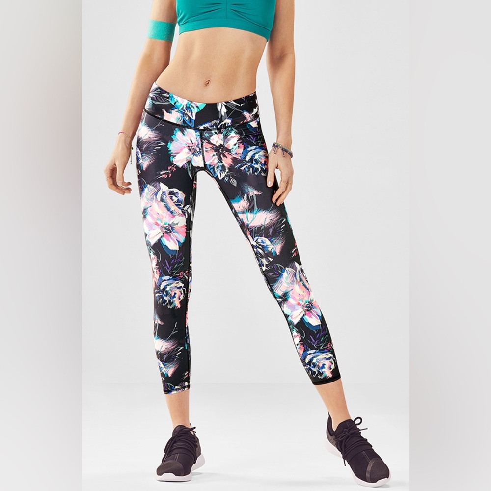 💛 Fabletics Black Floral Cropped Leggings